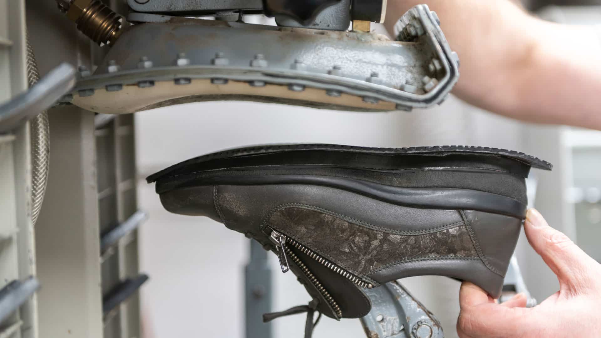 Darstellung eines Handwerkers bei der Schuhzurichtung